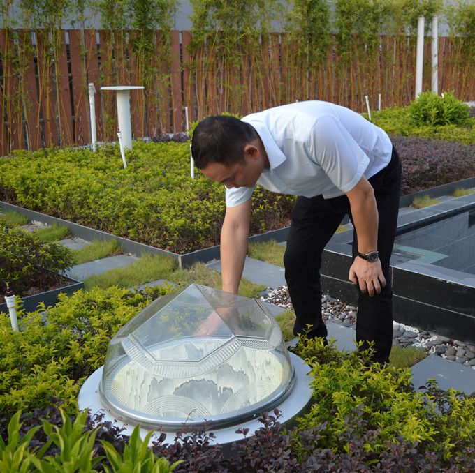 好奇的客戶在體驗這“顆”鉆石型的導光管采光系統